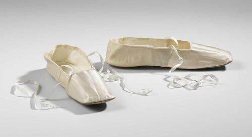Paar schoenen met striklinten