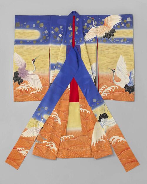 Meisjes miyamairi kimono met kraanvogels boven water