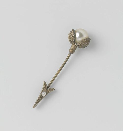 Hoedenspeld met pijlpunt en een knop van parelmoer