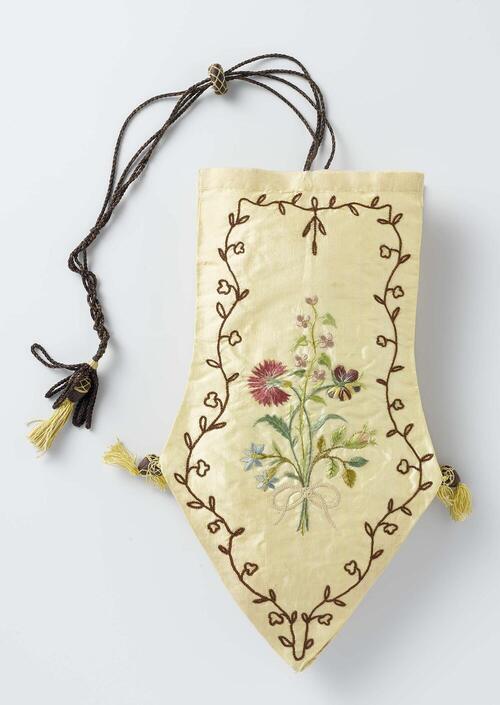 Reticule with four drawstrings and a toggle