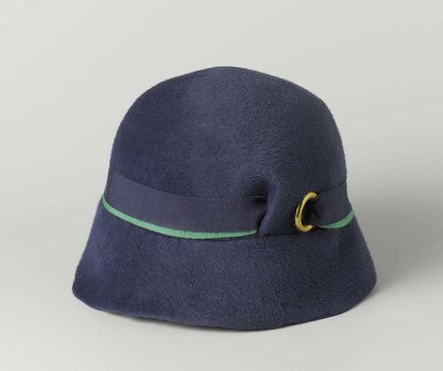 Cloche van blauw haarvilt met een dubbele ripsband in groen en blauw