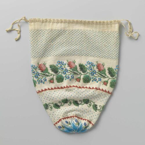 Reticule van ecrukleurig gebreide katoen versierd met blauwe, groene en rode kralen, waaronder een…