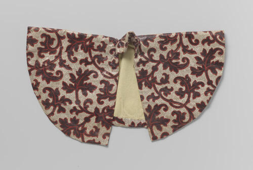 Poppenjak van sits, met een wit fond met rood omrande blauwe bladeren, met een ronde hals, v…