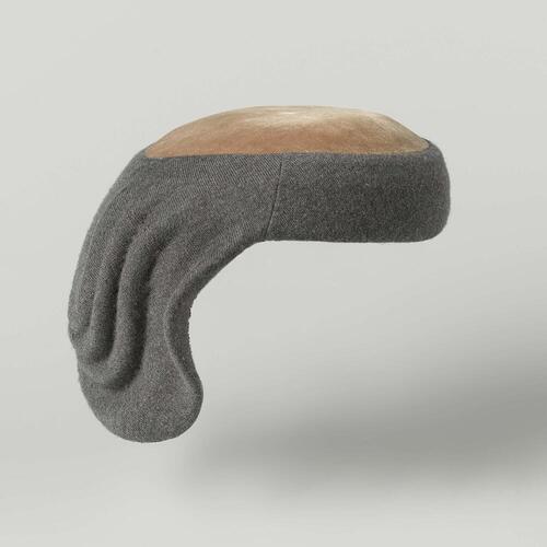 Plat, asymmetrisch kapje (Bibi) van beige fluweel en grijze wollen tricot