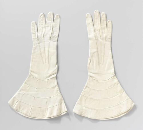 Pair of gloves with fan-shaped cuffs