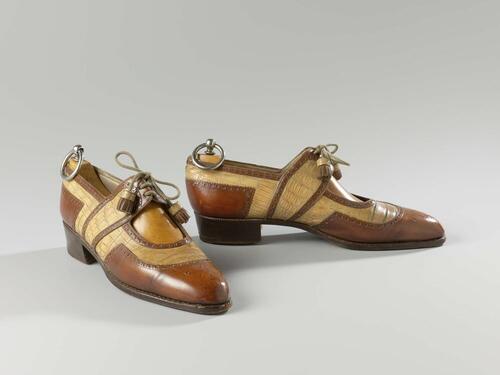 Paar veterschoenen met kwasten