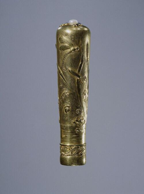 Parasolknop van goud, versierd met waterlelies, lisdodden en libelle