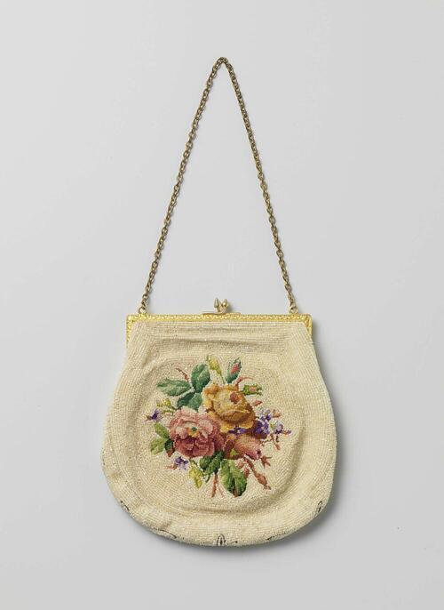 Beugeltas, bestaande uit buidel versierd met witte kralen en veelkleurige zijde in bloemmotief aan…