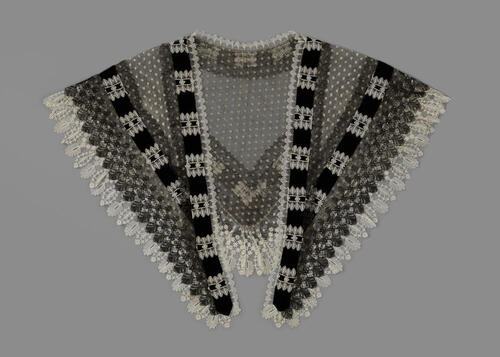 Fichu van zwarte en witte tulle, voorzien van Chantillykant, imitatie Blondekant en zwart fluwelen…
