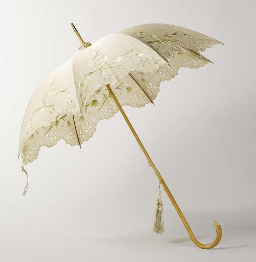 Parasol met dek van écrukleurig linnen met borduurwerk op een stok van licht hout met knop in de…