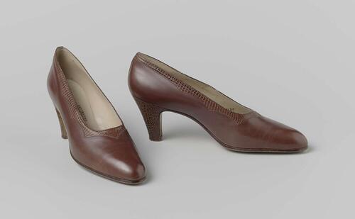 Paar pumps met geschulpte rand
