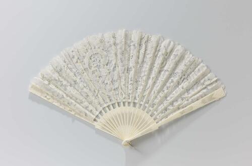 Vouwwaaier met blad van Duchesse kant, met margrieten en geschulpte rand, op een ajourmontuur van…