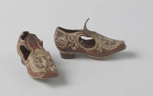 Schoen van rood leer in miniatuurformaat