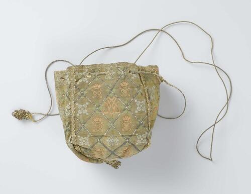 Beurs bestaande uit vier schildvormige delen van zilver- en goudbrokaat waarin ornamenten van een…