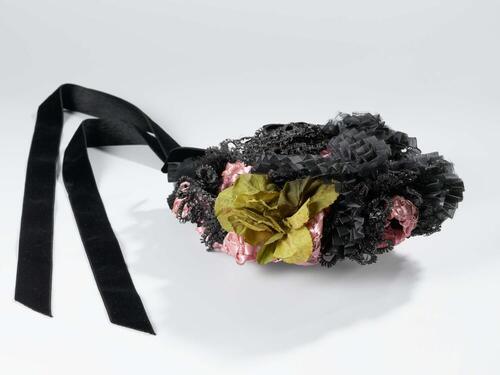 Kleine hoed van roze bandstro versierd met linten van zwarte gaze de lisse, zwarte fluwelen linten…
