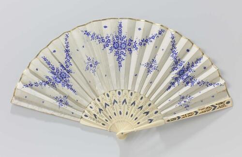 Vouwwaaier, zijden blad, voorzijde met aquarel beschilderd porseleinblauwe bloemen in de vorm van…