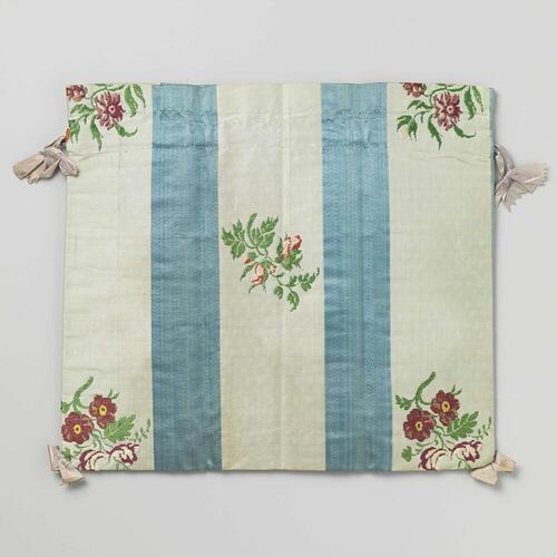 Frivolitétas in een plat, bijna vierkant model, van blauw gestreept zijde met rozen- en andere…