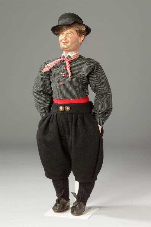 Klederdrachtpop van een man