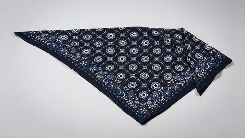 Halsdoek met bloemmotief in blauwdruk
