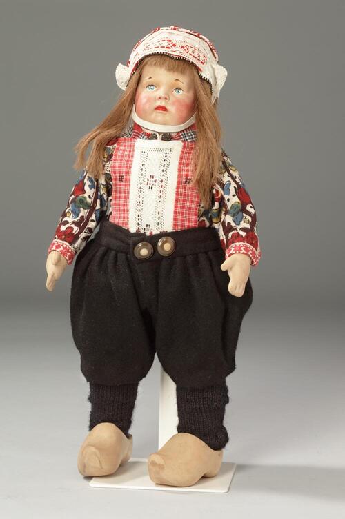 Klederdrachtpop van een jongen