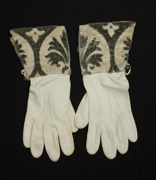 Handschoenen van bisschop 2Josephus Baeten