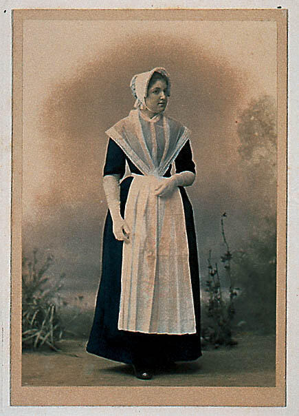 Weesmeisje Catharina van der Heijden in uniform