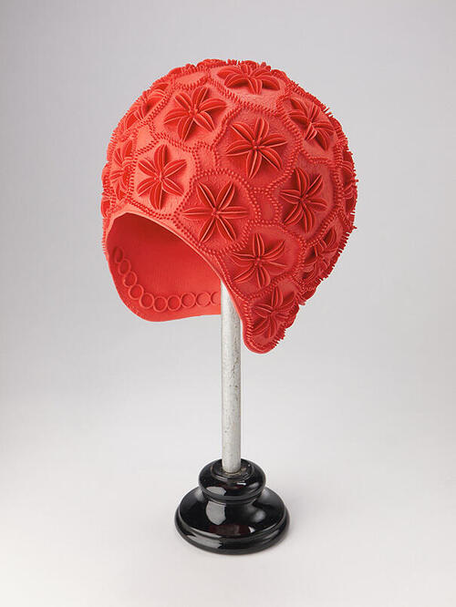 Badmuts met bloemen relief