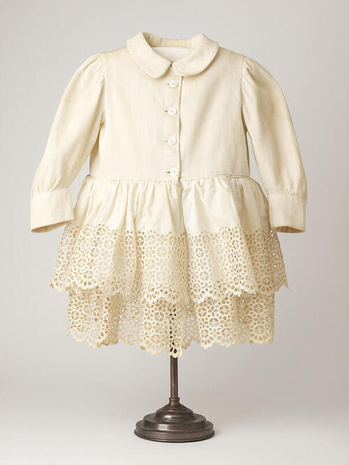 Witte katoenen kinderjurk